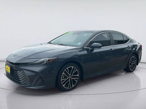 Used 2025 Toyota Camry XLE FWD image 3