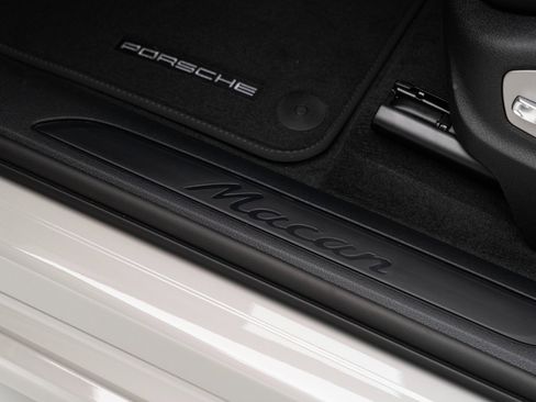 Certified 2025 Porsche Macan image 14
