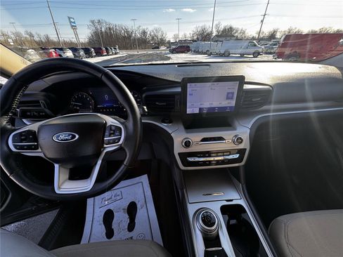Used 2023 Ford Explorer XLT AWD/4WD image 12