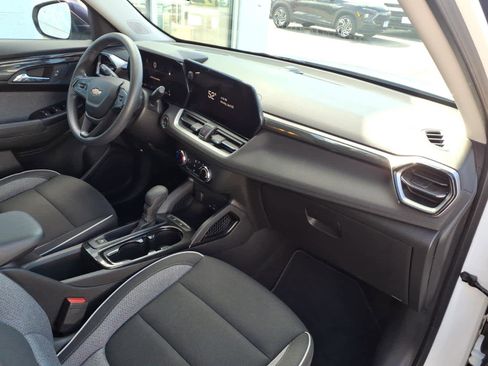 Used 2024 Chevrolet TrailBlazer LS w/ LS Confidence Package FWD image 21