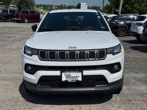 Used 2024 Jeep Compass Latitude AWD/4WD image 11