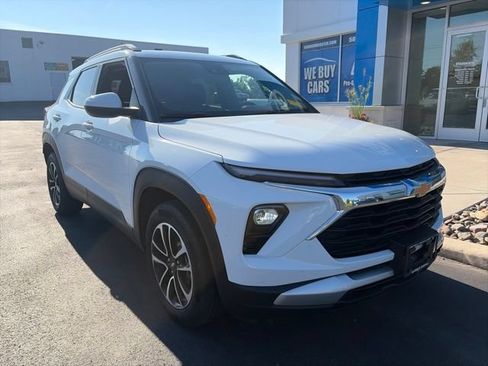 Used 2024 Chevrolet TrailBlazer LT w/ LT Cold Weather Package FWD image 2