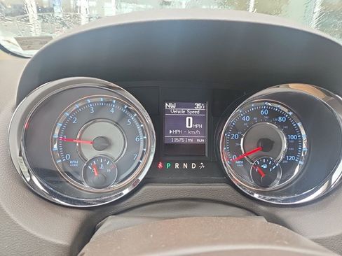 Used 2016 Chrysler Town & Country Touring w/ Driver Convenience Group image 12