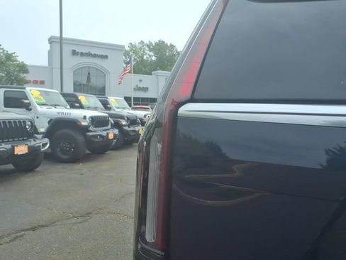 Used 2023 Cadillac Escalade ESV Premium Luxury AWD/4WD image 16