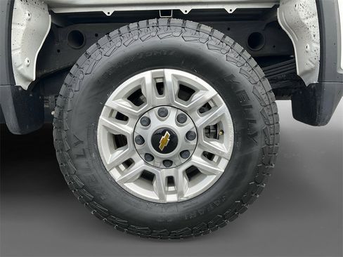 Used 2024 Chevrolet Silverado 2500 LT image 8