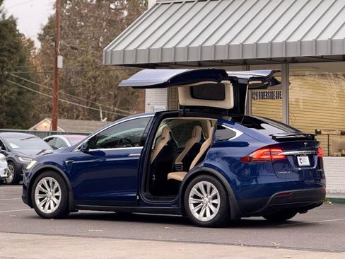 Used 2016 Tesla Model X 75D image 7