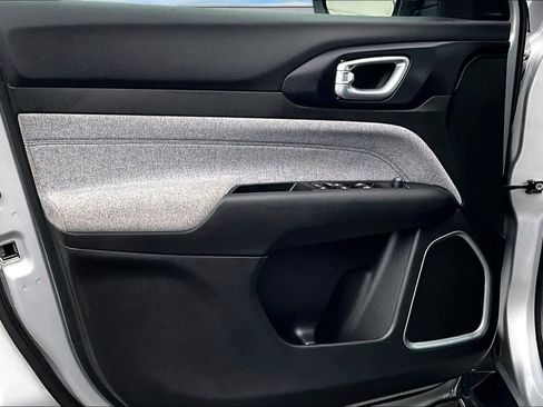 Used 2024 Jeep Compass Latitude image 28