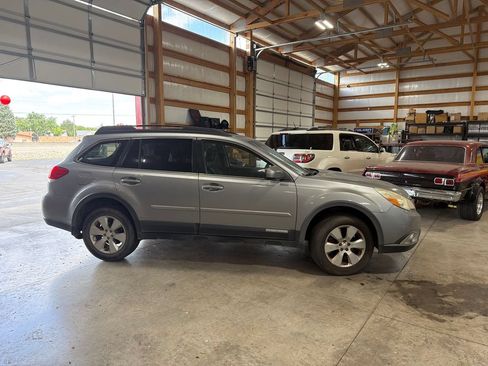 Used 2011 Subaru Outback 2.5i Limited w/ PWR Moonroof Pkg AWD/4WD image 7