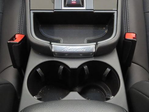 Certified 2025 Porsche Macan AWD/4WD image 29