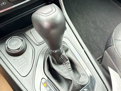 Used 2020 Jeep Cherokee Limited image 17