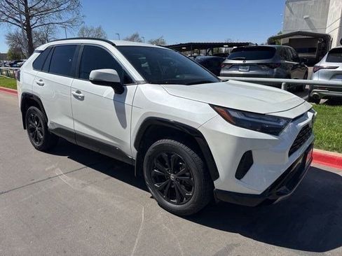 Used 2022 Toyota RAV4 SE image 2