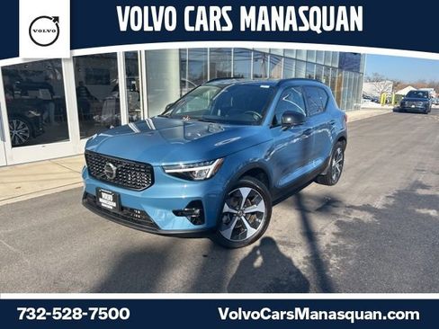 Certified 2025 Volvo XC40 B5 Plus AWD/4WD image 1