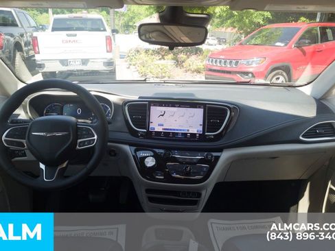 Used 2023 Chrysler Pacifica Touring-L image 20