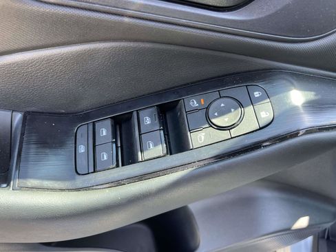 Used 2025 Nissan Rogue S FWD image 10