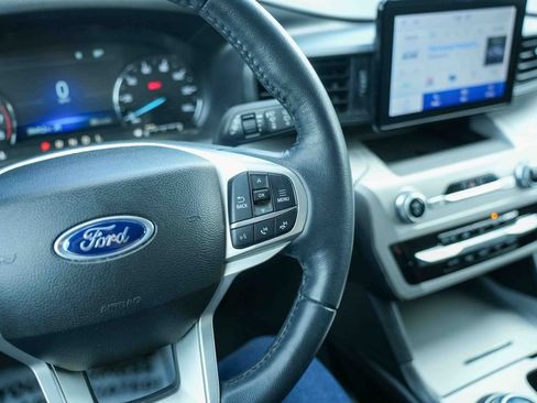 Used 2023 Ford Explorer XLT AWD/4WD image 33