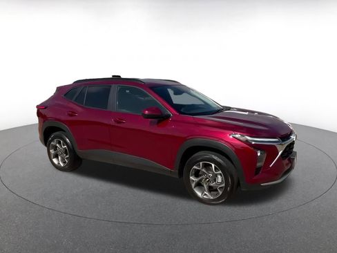 Used 2025 Chevrolet Trax LT image 2
