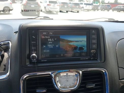 Used 2016 Chrysler Town & Country Touring FWD image 12