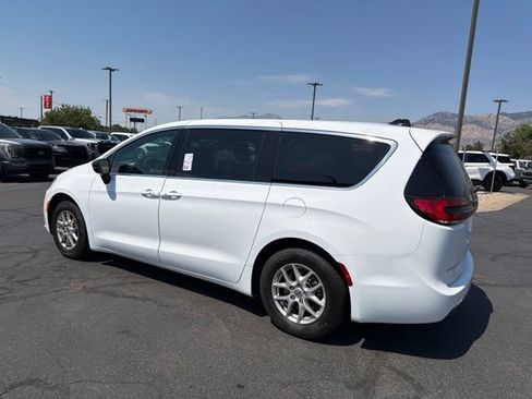 Used 2025 Chrysler Pacifica Select FWD image 11