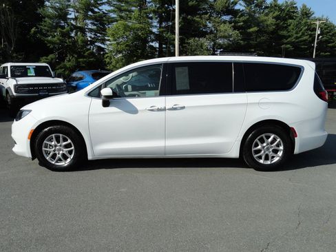 Used 2023 Chrysler Voyager LX FWD image 4