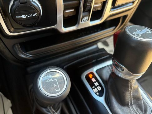 Used 2018 Jeep Wrangler Unlimited Sahara AWD/4WD image 16