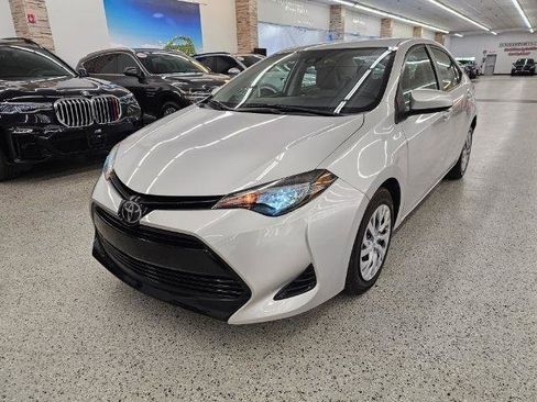 Used 2018 Toyota Corolla LE image 1