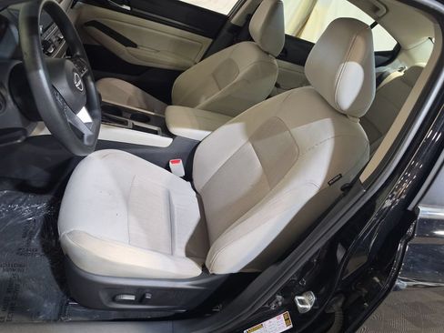 Used 2025 Nissan Altima 2.5 SV FWD image 13