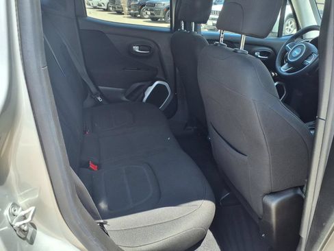 Used 2018 Jeep Renegade Latitude FWD image 20