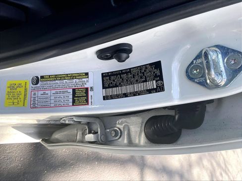 Used 2018 Toyota Corolla SE image 32