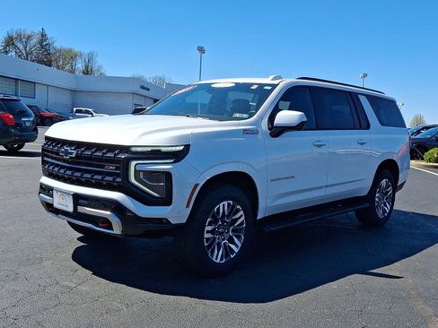 Used 2025 Chevrolet Suburban Z71 AWD/4WD image 3