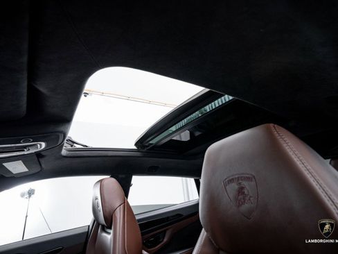 Used 2025 Lamborghini Urus SE image 31