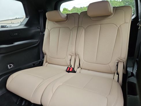 Used 2023 Jeep Grand Cherokee L Limited w/ Luxury Tech Group II AWD/4WD image 20