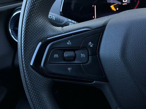 Used 2025 Chevrolet Trax LT image 32