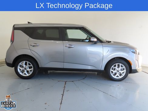 Used 2025 Kia Soul LX w/ LX Technology Package FWD image 2