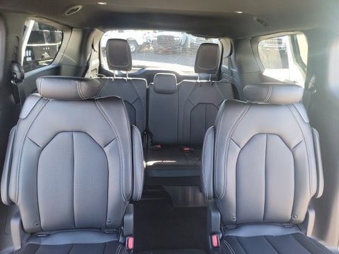 New 2025 Chrysler Pacifica Select image 29