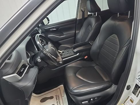 Used 2023 Toyota Highlander XLE AWD/4WD image 30