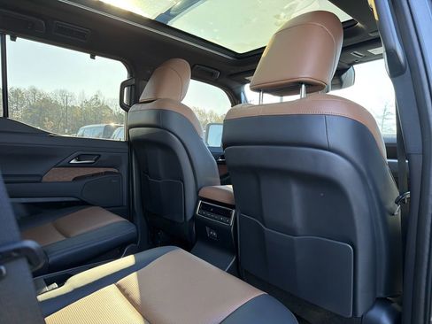 Used 2024 Lexus GX 550 w/ Accessory Package (Z1) image 19