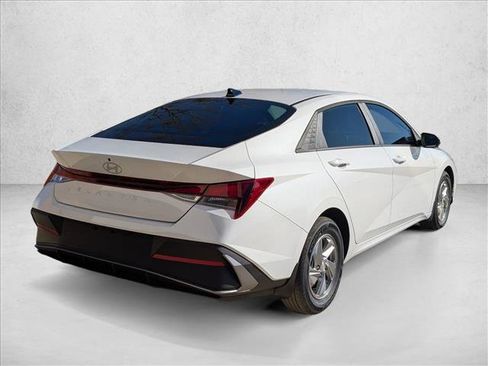 New 2026 Hyundai Elantra SE FWD image 2