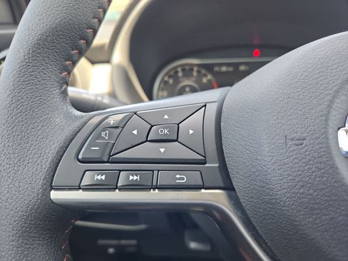 Used 2018 Nissan Kicks SR FWD image 21