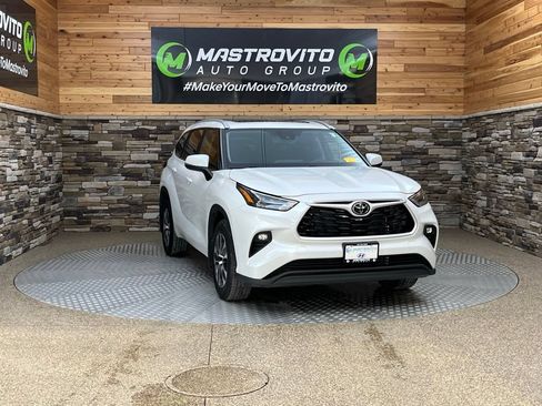 Used 2023 Toyota Highlander XLE AWD/4WD image 2