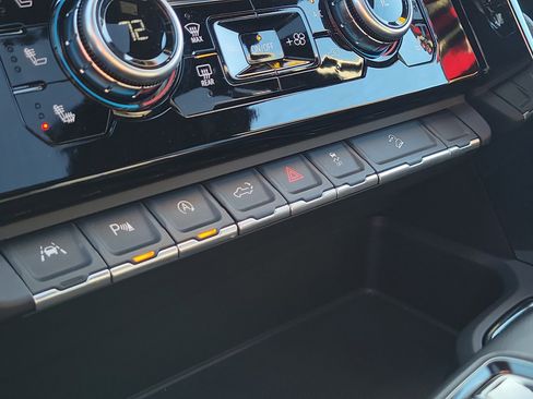 Used 2024 GMC Sierra 1500 AT4 w/ Technology Package image 29