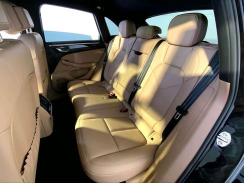 Used 2025 Porsche Macan image 24