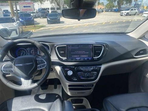 Used 2024 Chrysler Pacifica Touring-L FWD image 9