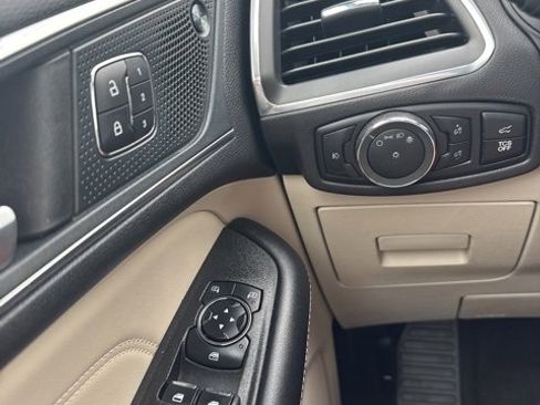 Used 2024 Ford Edge Titanium image 18