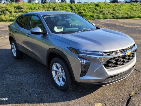 New 2026 Chevrolet Trax LS w/ LS Convenience Package FWD image 16