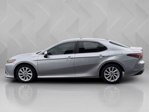 Used 2022 Toyota Camry LE image 8