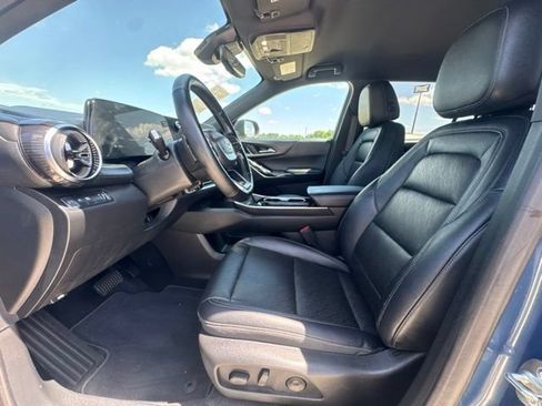 Used 2025 Chevrolet Equinox LT w/ Convenience Package II FWD image 2