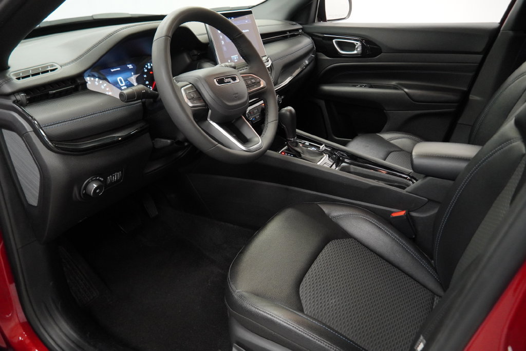 Used 2026 Jeep Compass Latitude AWD/4WD image 19