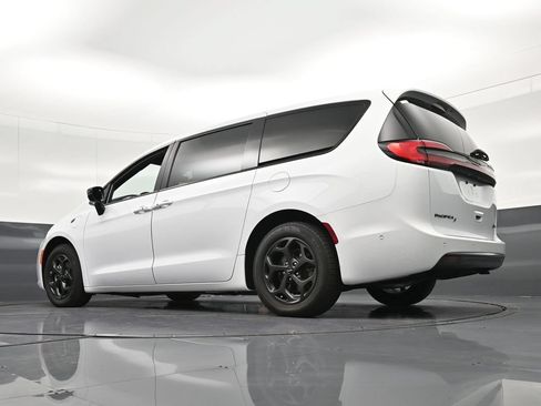 Used 2024 Chrysler Pacifica Limited FWD image 29