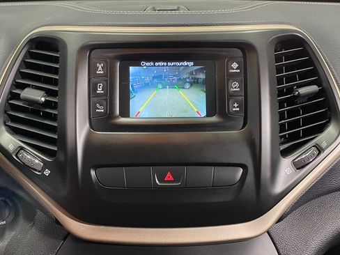 Used 2015 Jeep Cherokee Latitude w/ Cold Weather Group AWD/4WD image 23