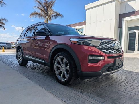 Used 2020 Ford Explorer Platinum w/ Premium Technology Package image 2